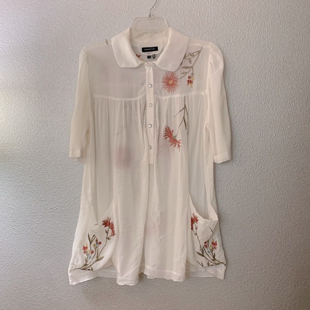 COMO NO? Embroidered blouse with pockets and crystal/glass buttons